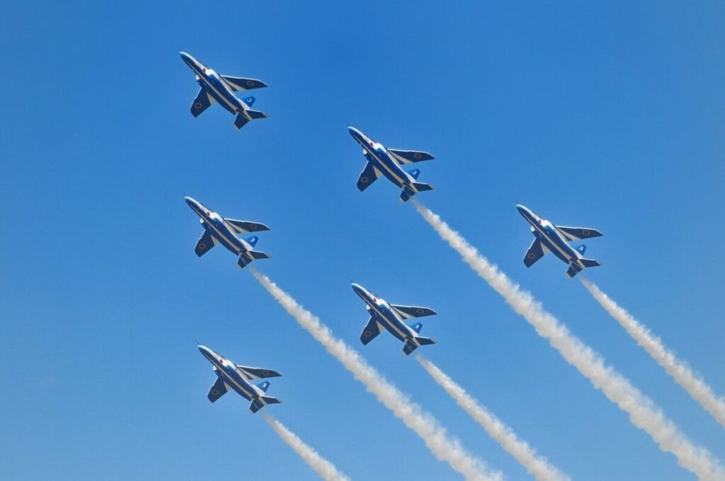 茨城県の空を「展示飛行したブルーインパルス」を撮影　シュールすぎる1枚に思わず目を疑う「アルパカの大群？」 | LIMO | くらしとお金の経済メディア