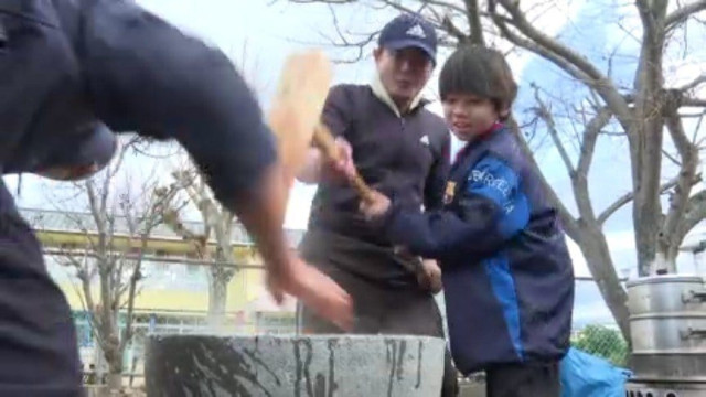 【一足早く正月の味を】 放課後児童クラブで餅つき大会が開催 学生ボランティアなど約100人が集まり臼と杵で餅つきに挑戦 愛媛・松山市