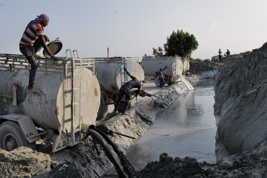 タンク車で運ばれてくる大理石スラリー。スラリーとは、大理石の切断や艶出しを行うときに使われる水と、鉱物粒子とが混ざり合ったものだ。（PHOTOGRAPH BY SMITA SHARMA）