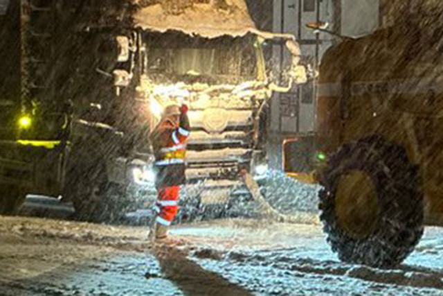 国道事務所が“激怒”の警告！ 「大型車が立ち往生しました」 案の定「ノーマルタイヤのまま」走行 豪雪の岐阜「国道41号」山間部でスタックし走行不能 「準備して」注意喚起