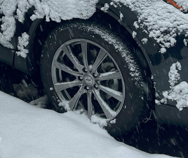「ブラックアイスバーン」に注意が必要　積雪・凍結路面で