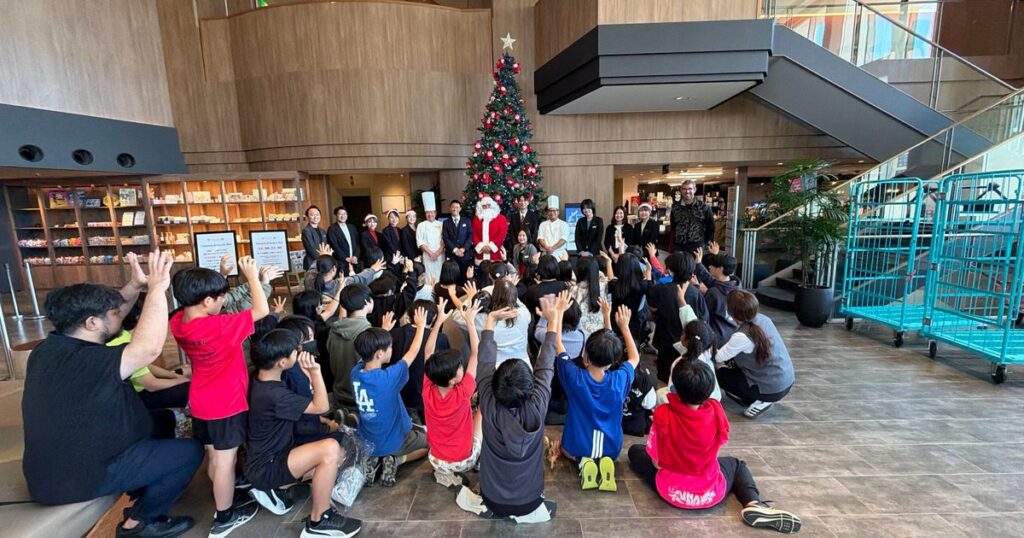クリスマス交流　児童ら笑顔　美さと児童園とグランメール