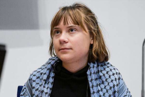 《不敵な笑みでテロ組織のデモに参加》“環境少女グレタ・トゥンベリさん”の過激化が止まらずイギリスで逮捕「イスラエルに拿捕され、ギリシャに強制送還されたことも」 – au Webポータル 《不敵な笑みでテロ組織のデモに参加》“環境少女グレタ・トゥンベリさん”の過激化が止まらずイギリスで逮捕「イスラエルに拿捕され、ギリシャに強制送還されたことも」 - au Webポータル