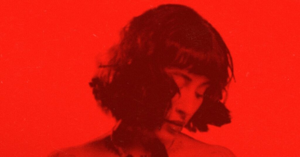 テクノ × サイトランスDJ/プロデューサーIndira Paganotto (インディラ・パガノット) 、スペイン・バルセロナのステージからジャンプして病院に搬送、脚を骨折