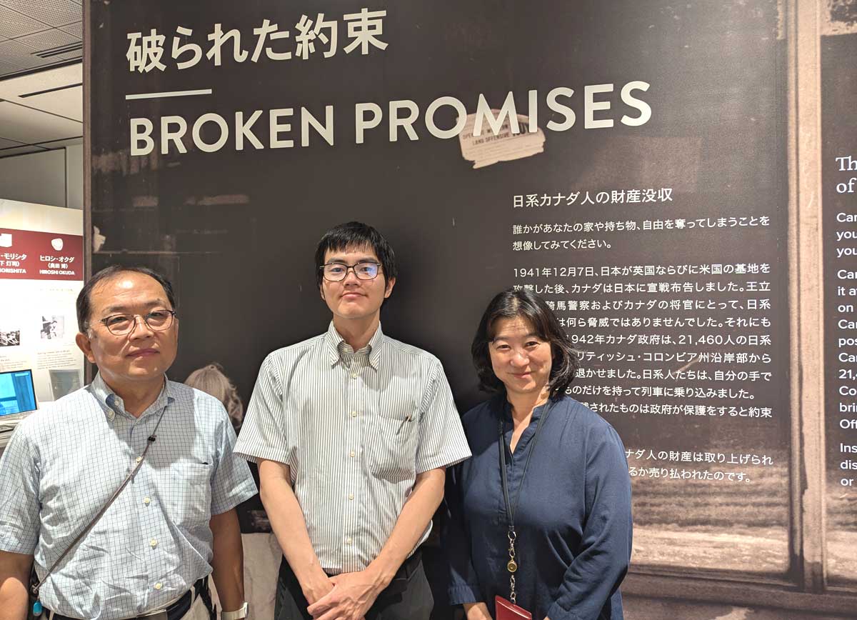 「Broken Promises 破られた約束」のパネルの前で。左から、小嶋さん、原本さん、渡辺さん。2025年10月2日、横浜市。撮影　三島直美