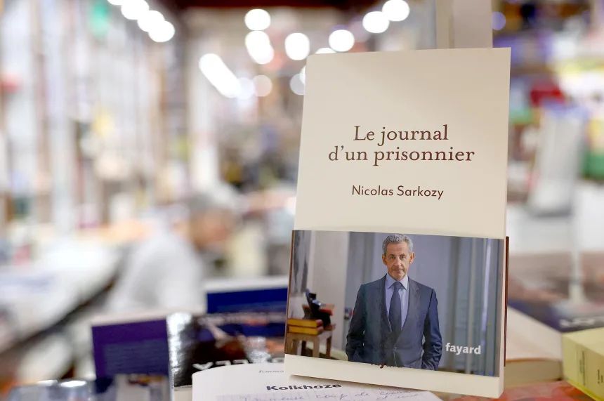 サルコジ氏の新著「Le Journal d'un Prisonnier（囚人の日記）」の表紙/Gonzalo Fuentes/Reuters