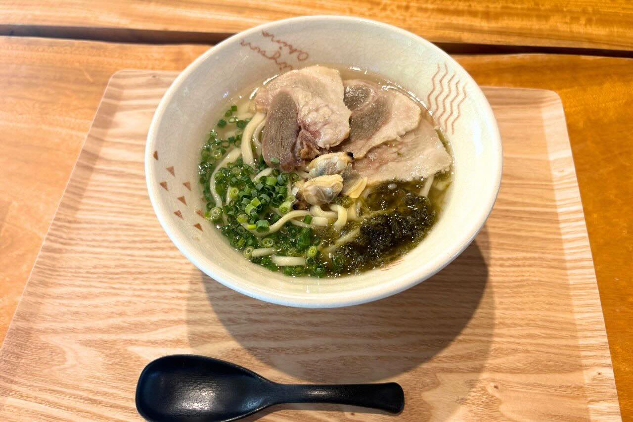 旅と食が交わる「みやんち」でいただく魚介ダシが香る沖縄そば（沖縄市）