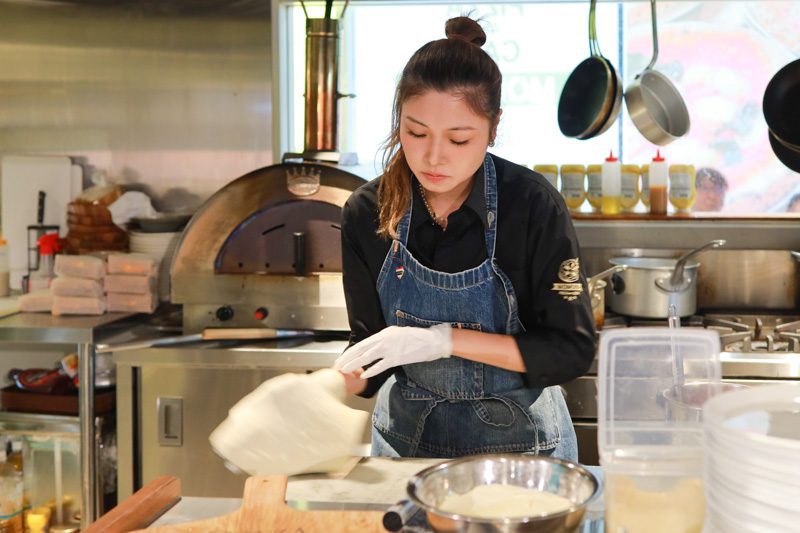 富山市総曲輪にあるイタリアンPIZZA AND CAFE MOMONAの本格ピザ