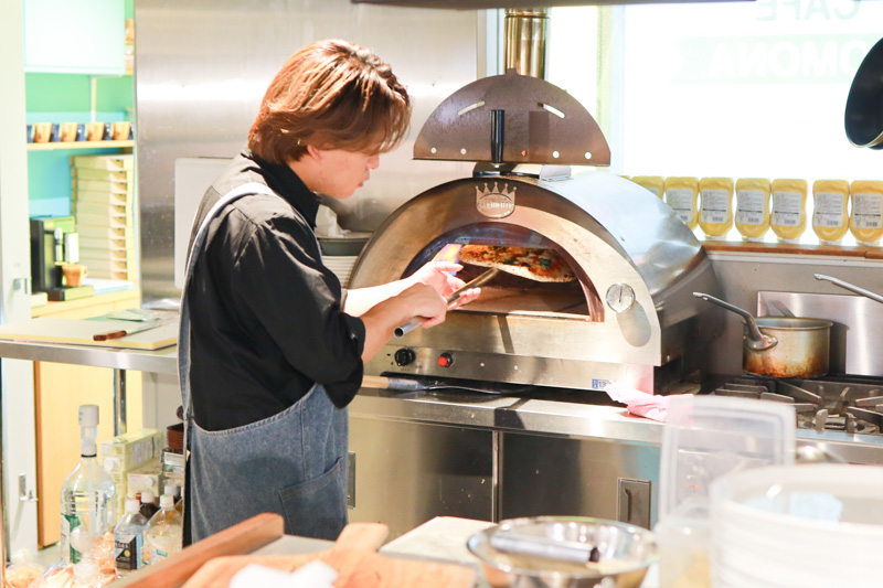 富山市総曲輪にあるイタリアンPIZZA AND CAFE MOMONAのピザ