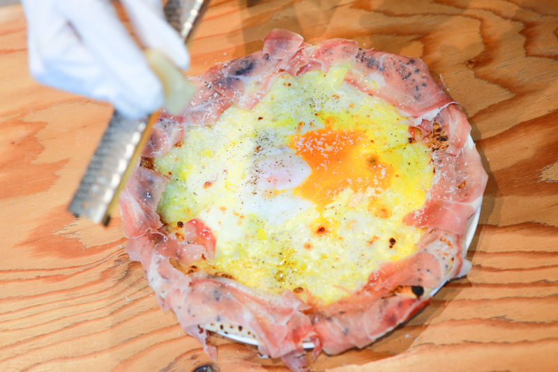 富山市総曲輪にあるイタリアンPIZZA AND CAFE MOMONA