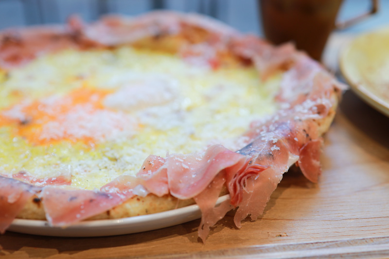 富山市総曲輪にあるイタリアンPIZZA AND CAFE MOMONA
