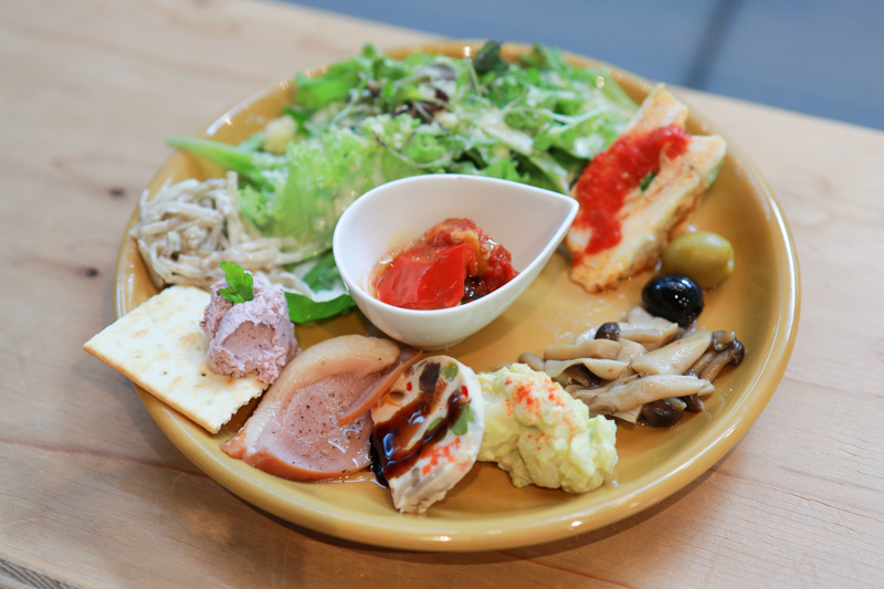 富山市総曲輪にあるイタリアンPIZZA AND CAFE MOMONA