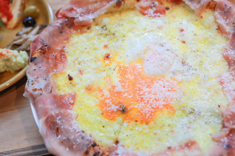 富山市総曲輪にあるイタリアンPIZZA AND CAFE MOMONA