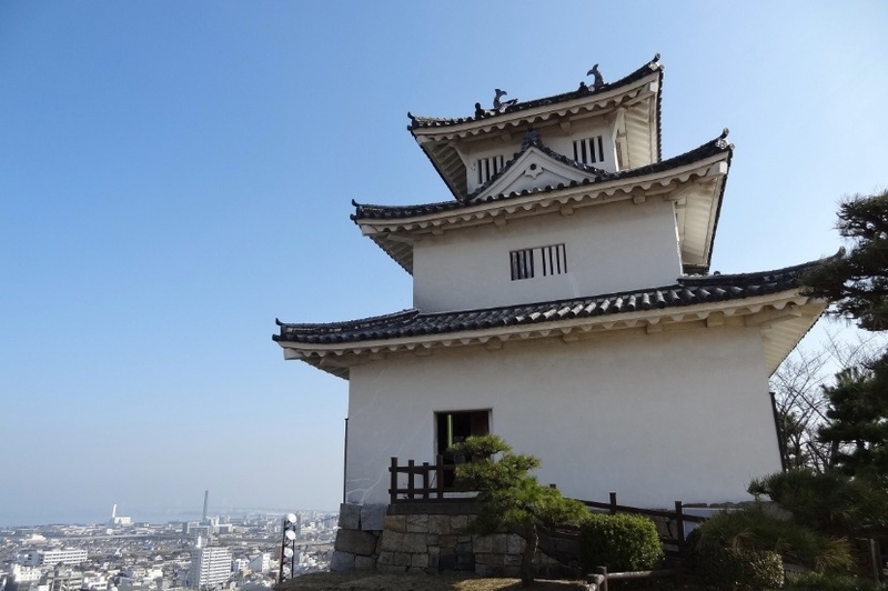 石垣の美しさで知られる現存十二天守「丸亀城」青空の様子