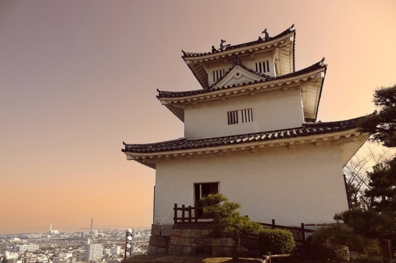 石垣の美しさで知られる現存十二天守「丸亀城」夕空の様子