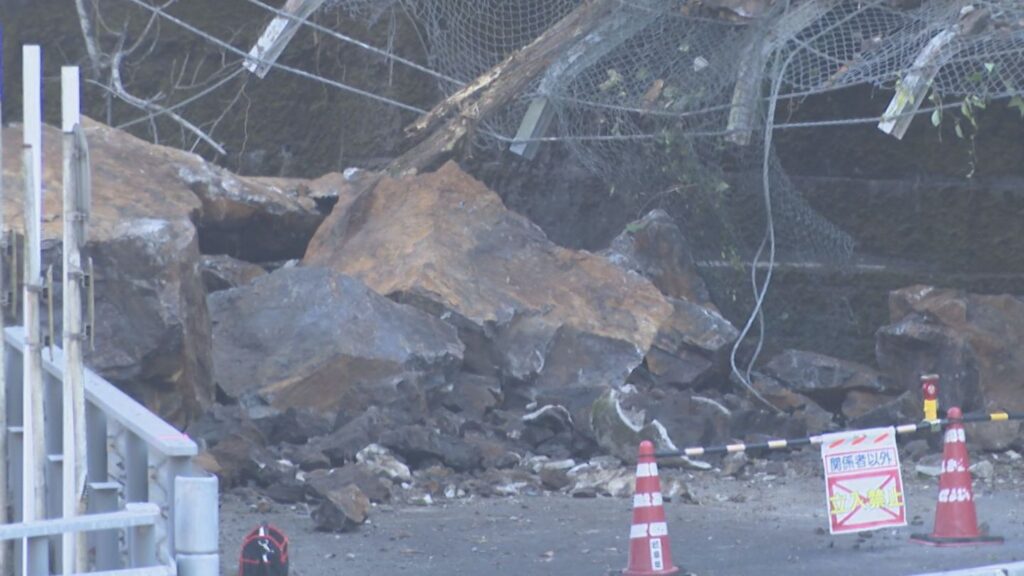 突然山の斜面が崩れ大量の岩や土砂が道路に…岩は大きいもので直径約3メートル 巻き込まれた車やけが人なし 岐阜・多治見市 愛岐道路(CBCテレビ) – Yahoo!ニュース 突然山の斜面が崩れ大量の岩や土砂が道路に…岩は大きいもので直径約3メートル 巻き込まれた車やけが人なし 岐阜・多治見市 愛岐道路(CBCテレビ) - Yahoo!ニュース