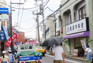 妙蓮寺駅前で半世紀近くにわたり街の風景を彩ってきた亀屋万年堂は10月14日に閉店した（2023年9月、イメージ）