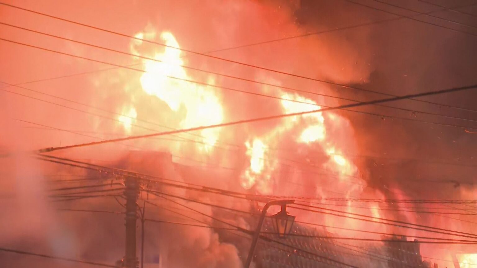 【速報】北海道函館市中心部の2階建ての建物で火災 消防車14台が出動して消火中 現場は繁華街の近く 大量の煙で周囲騒然（HBCニュース北海道） - Yahoo!ニュース