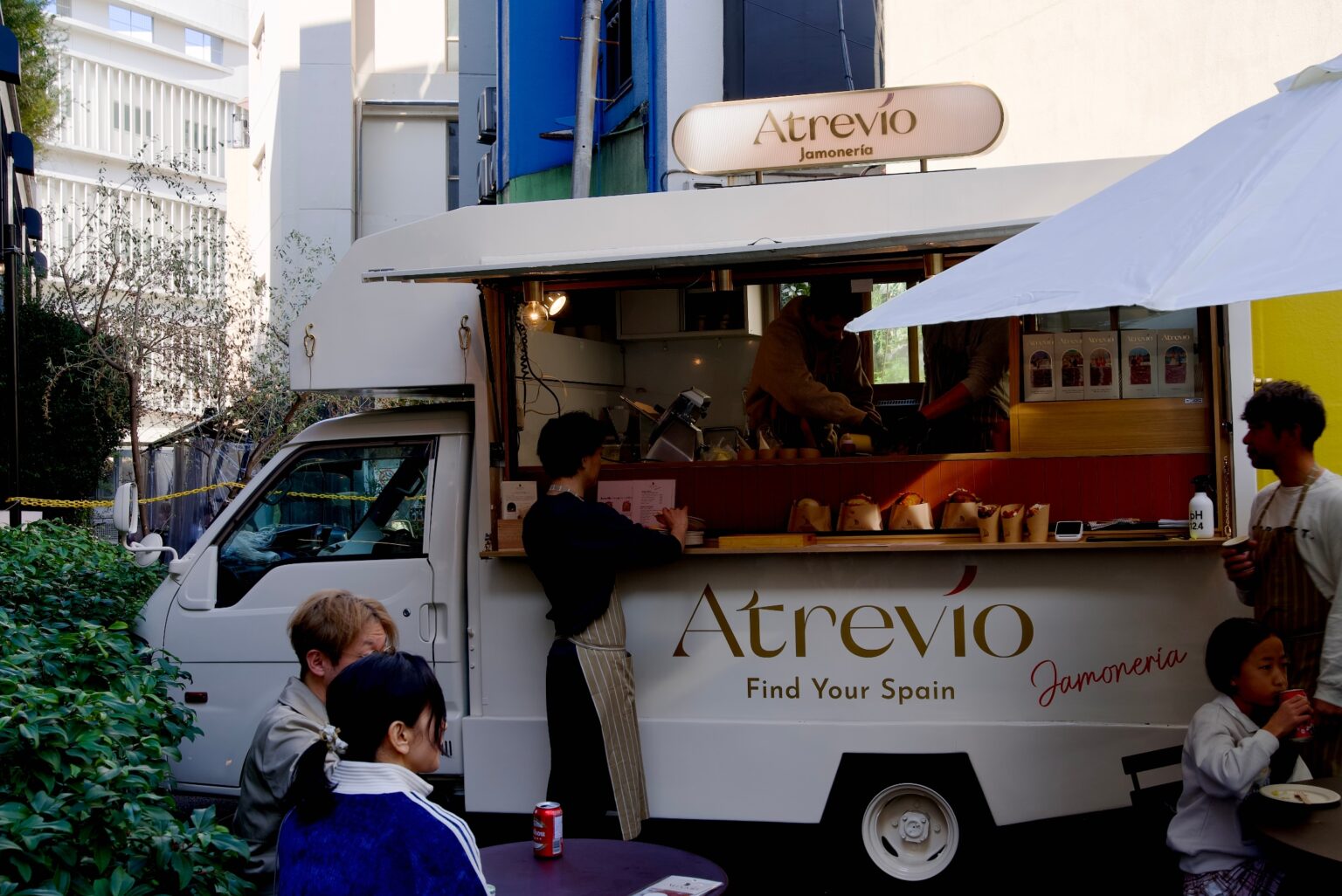 広尾で話題！ 街に馴染むスペイン産生ハムのキッチンカー『Atrevío Jamón Car』の楽しみ方（食楽web） - Yahoo!ニュース