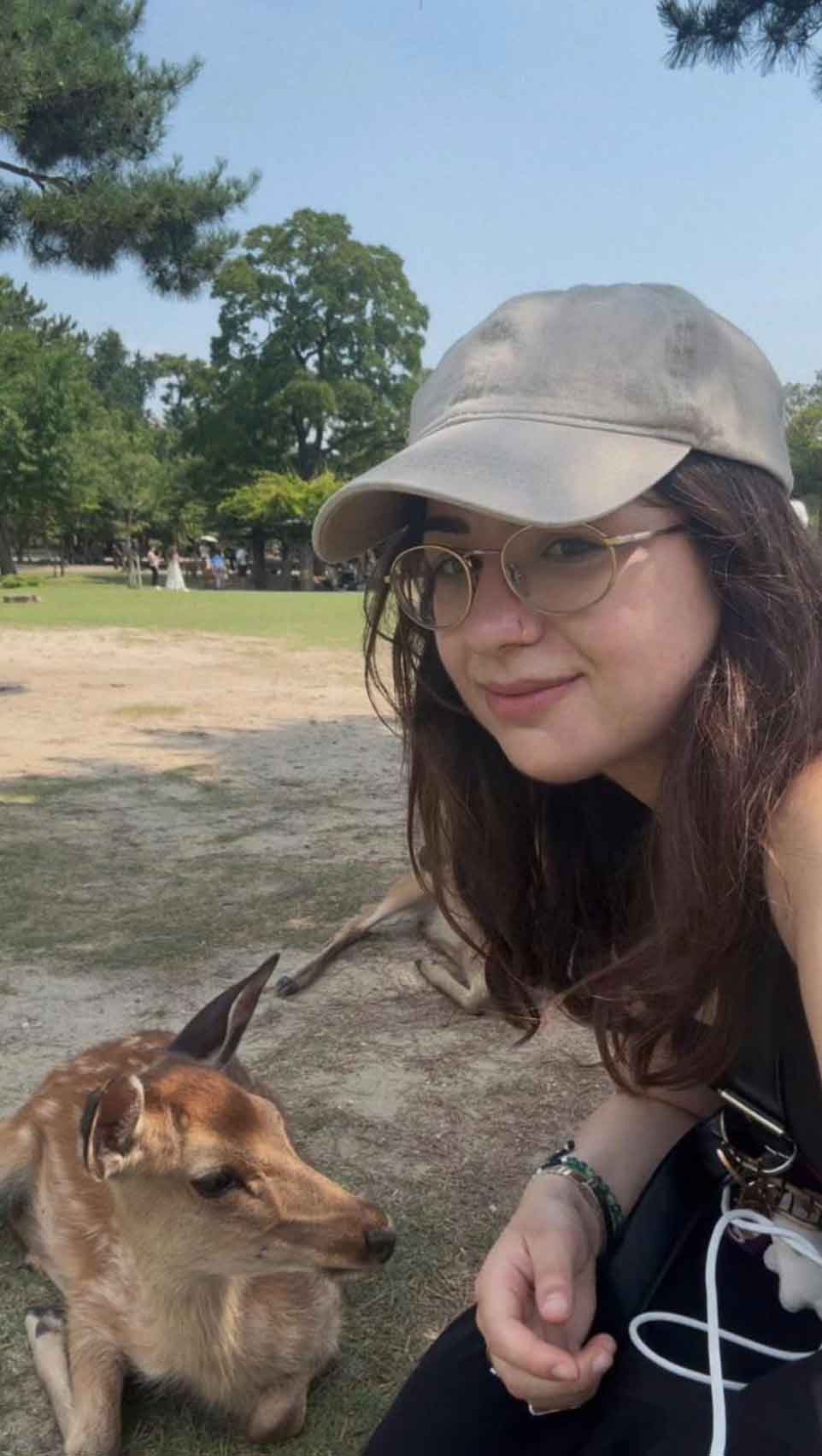 奈良公園で近づいてきたシカと写真に納まったジョルジアさん【写真提供：ジョルジア・カンデローロ】