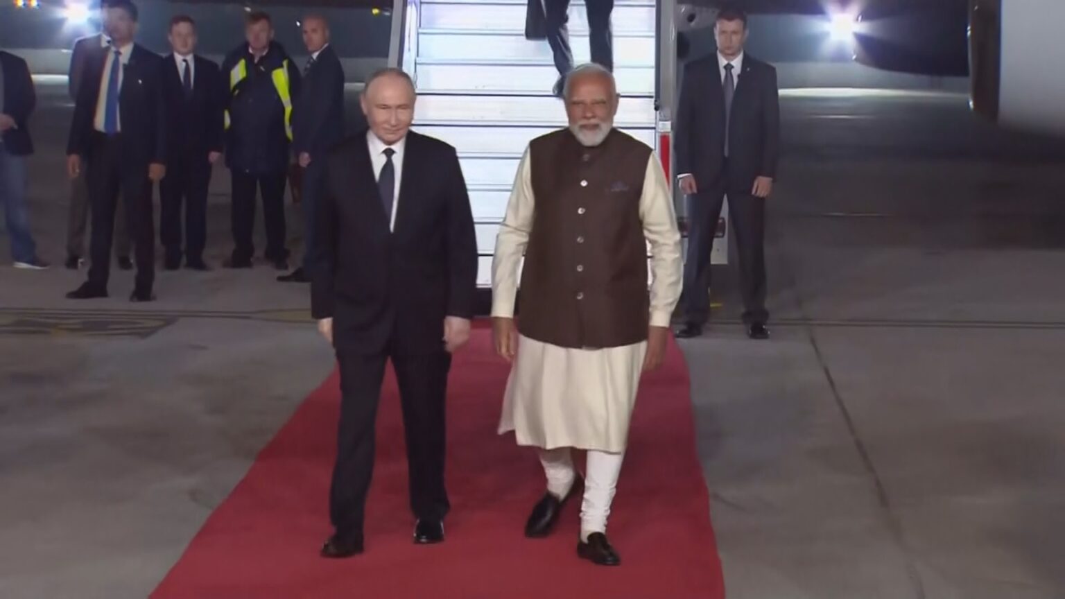 ロシア プーチン大統領がインド到着　約4年ぶりの訪印　出迎えたモディ首相と抱擁　首脳会談ではロシア産石油の購入継続も協議か（TBS NEWS DIG Powered by JNN）
