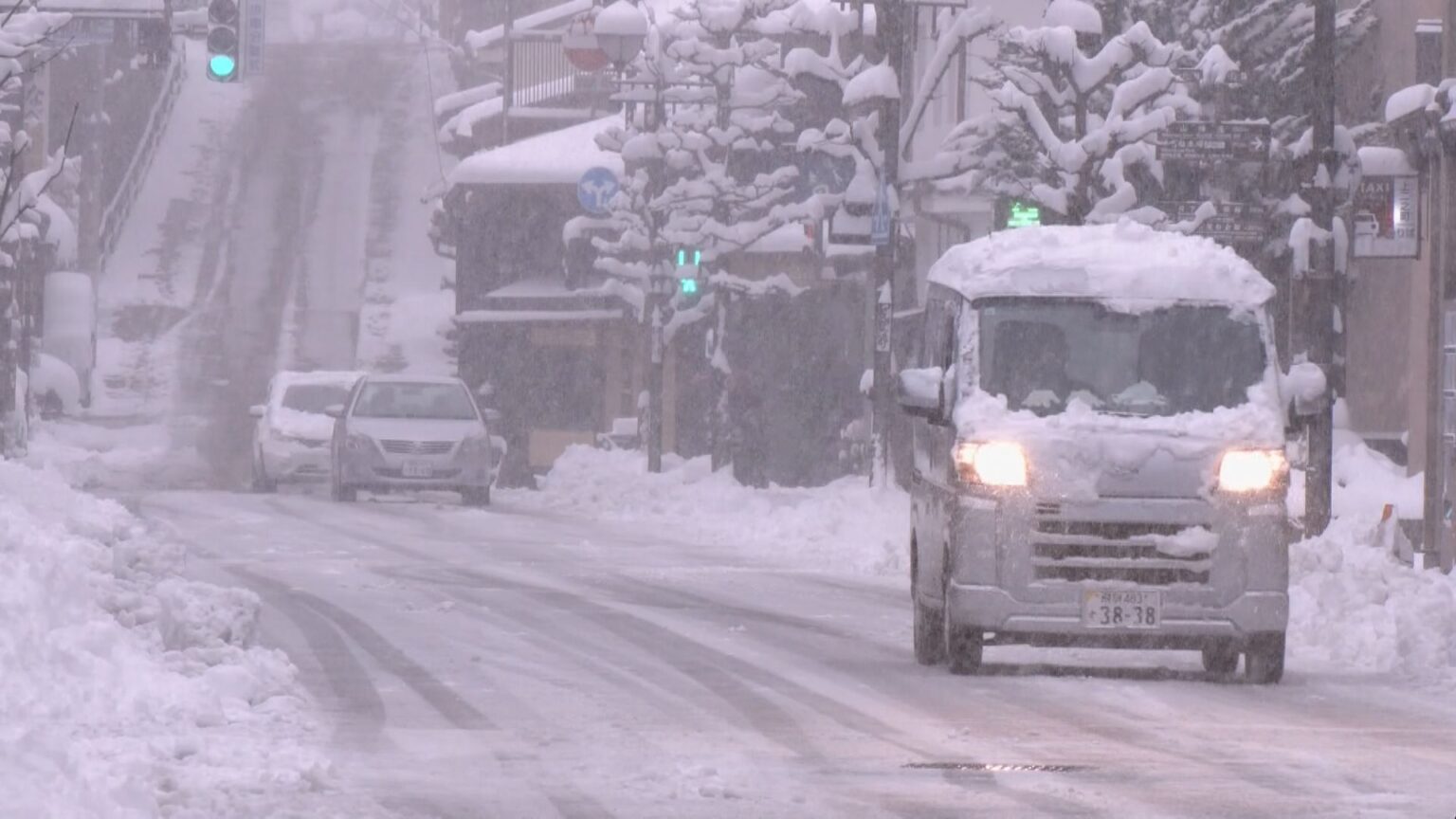 各地で初雪観測 岐阜では積雪も「まさかこんなに積もるとは」あすも山間部中心に降雪予想 積雪や路面の凍結に注意（CBCテレビ） - Yahoo!ニュース
