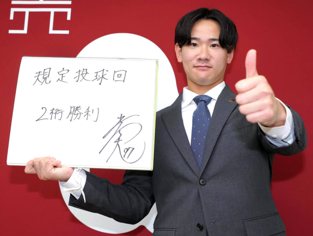 契約更改を終え来季の目標を書きサムアップポーズの井上温大（カメラ・今成　良輔）