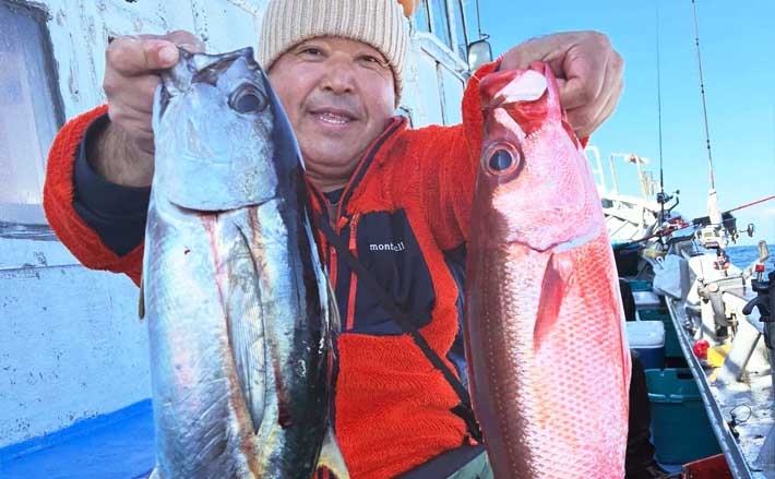 【沖釣り釣果速報】赤青ダブルヒット!金州五目釣りでハチビキ&キメジ手中(愛知・静岡) | TSURINEWS 【沖釣り釣果速報】赤青ダブルヒット!金州五目釣りでハチビキ&キメジ手中(愛知・静岡)