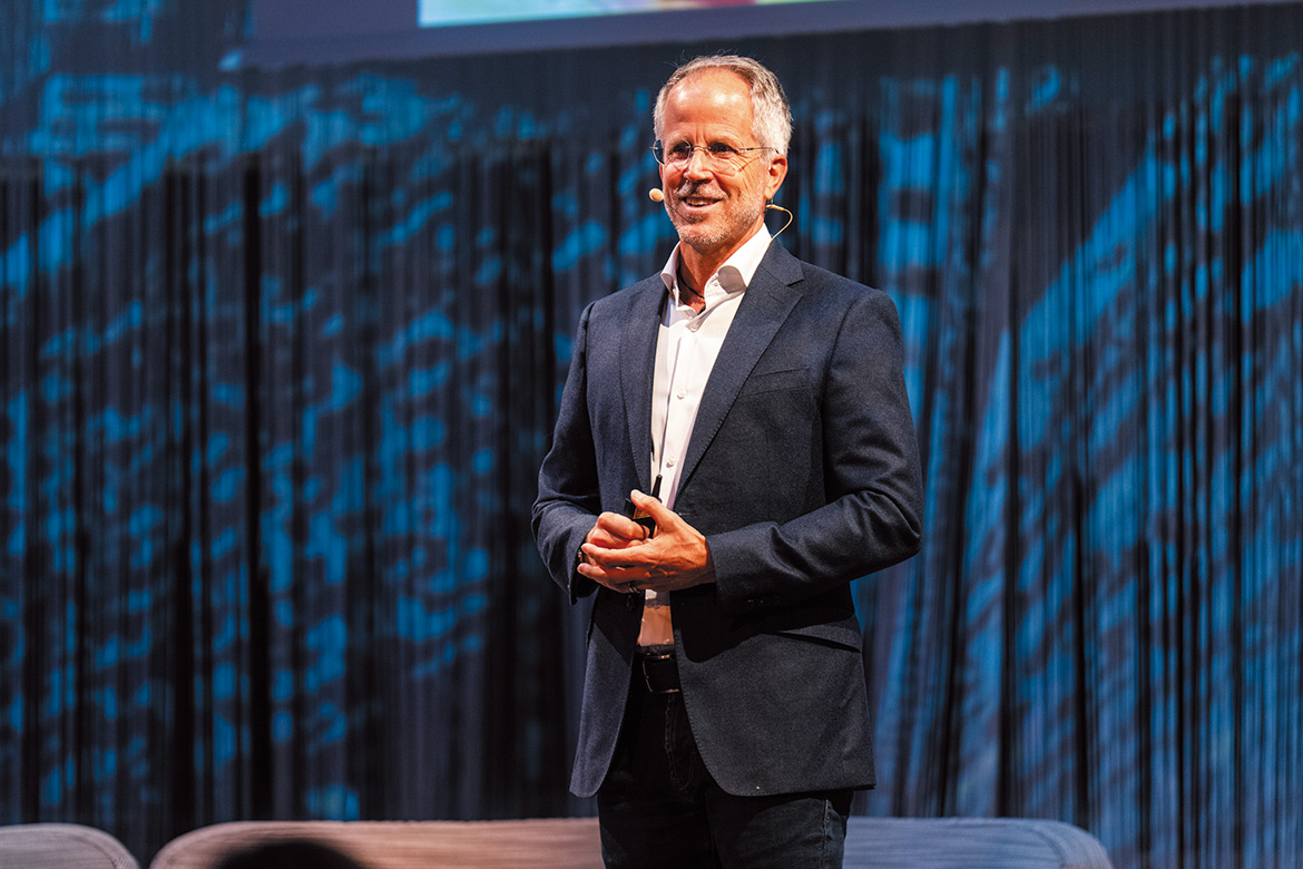 SENNHEISERのCEOを務めるアンドレアス・ゼンハイザー氏。今回のツアーでは、アンドレアス氏自らプレゼンテーションを行っていた