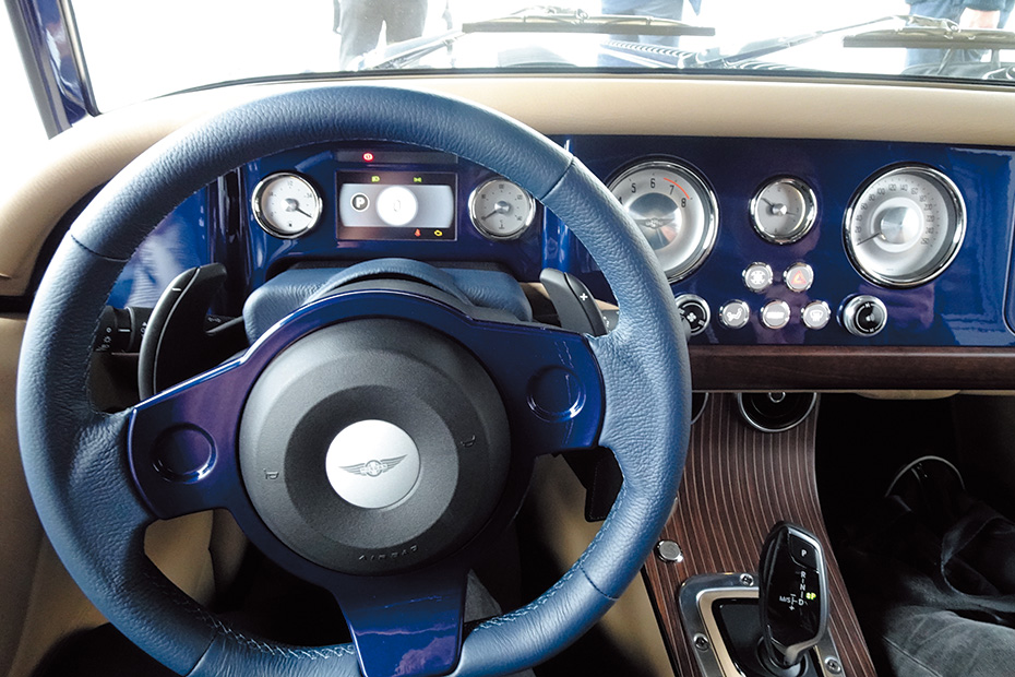 運転席の様子。一見してスピーカーは見当たらないが、ダッシュボードの中にスピーカーが埋め込まれた2基の“インビジブル・スピーカー”が、フロントから再生される