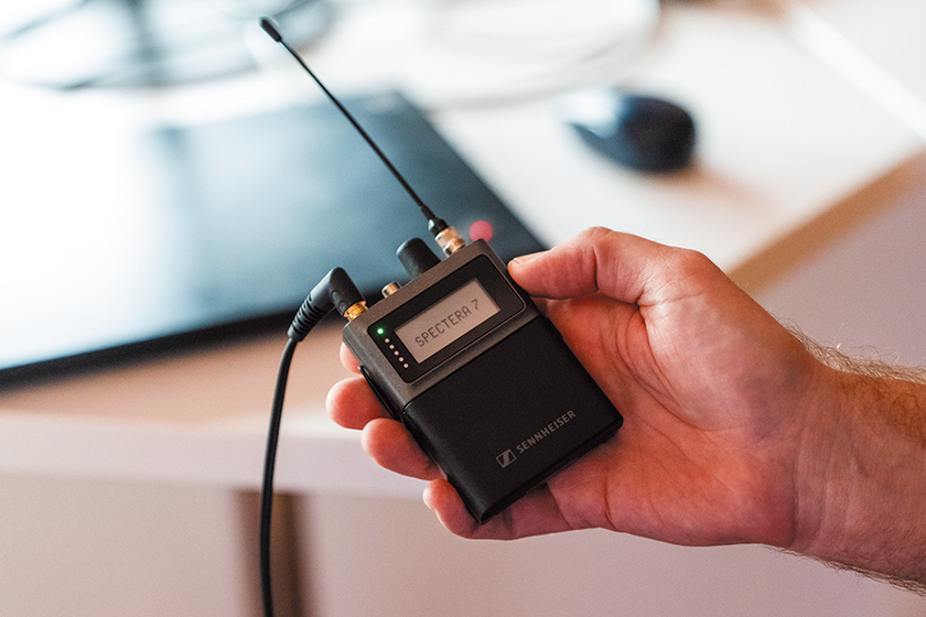 Specteraのボディ・パック。470～698MHzの同じ周波数帯域を利用することで、1台でマイクとイヤモニの両方の送受信を行うことができる。専用充電池にて、最長7時間駆動する