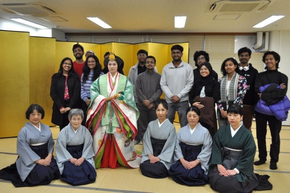 ウィンタースクールの学生と着付けモデル