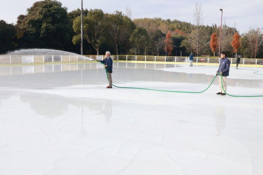 西日本最大級の屋外スケート場 製氷作業進む　岡山県津山市の「アイスランド津山」、13日に今季営業スタート（山陽新聞デジタル） - Yahoo!ニュース