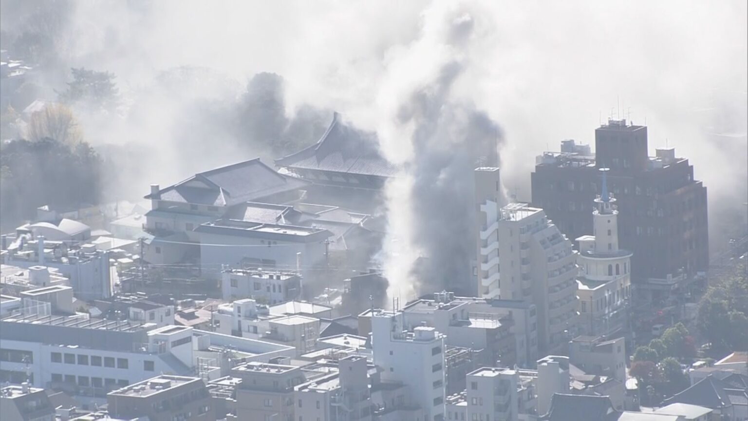 【速報】東京・港区で2階建て住宅延焼中 高齢女性1人けがか ガス点火時に爆発した可能性 付近に歴史的建造物（TBS NEWS DIG Powered by JNN）