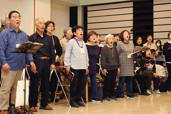 本番に向けて練習する団員ら（和歌山市で）