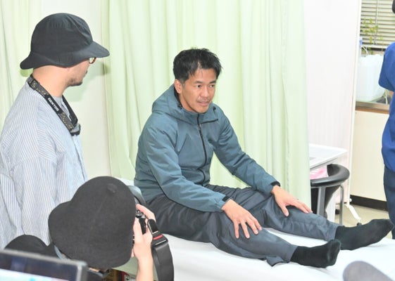 撮影前、斎藤監督（左）と念入りに打ち合わせする武井さん（福井県小浜市で）