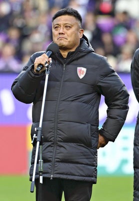 涙をこらえサポーターにあいさつする監督