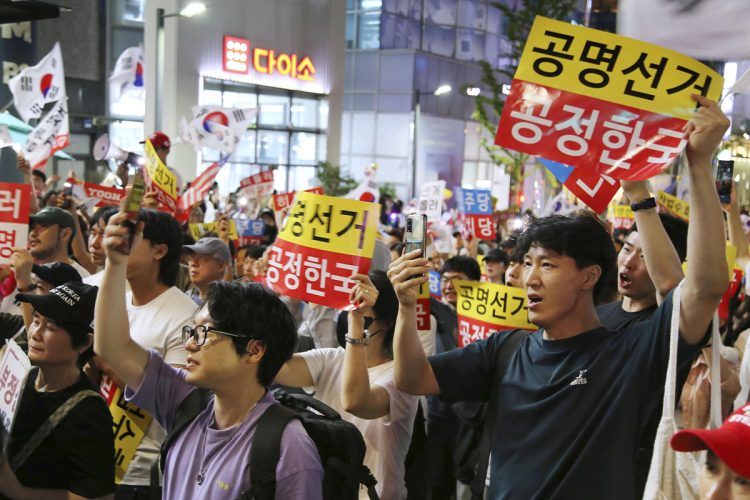 韓国・過激なプラカードで反中》「習近平アウト」「中国共産党を拒否せよ！」20〜30代の「愛国青年」が集結する“China Out！デモ”の実態（NEWSポストセブン - Yahoo!ニュース