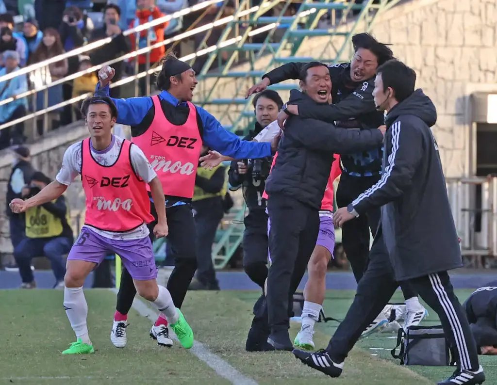 「滋賀県のサッカーの歴史が変わった一日」角田誠監督は万感…レイラック滋賀がJ3昇格 - スポニチ Sponichi Annex サッカー