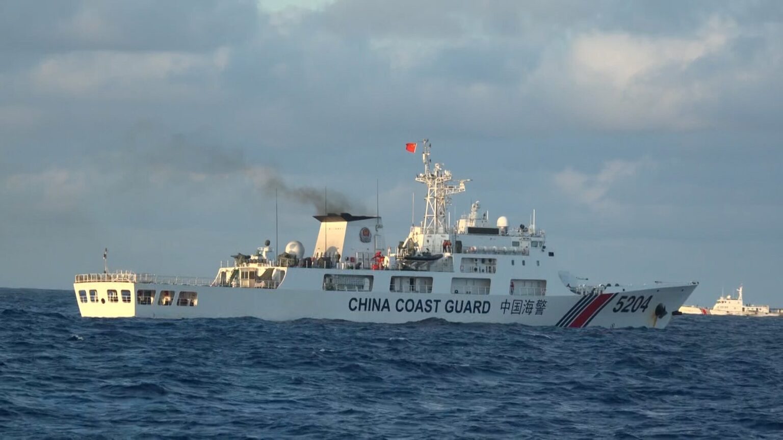 【緊迫】中国船が「ただちに立ち去れ」と“警告”…漁船に高圧放水砲も 領有権巡り対立続く海域でフィリピン巡視船に同乗取材 - Yahoo!ニュース