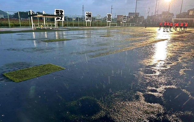 雨天時は水浸しになるグラウンド＝野洲高提供