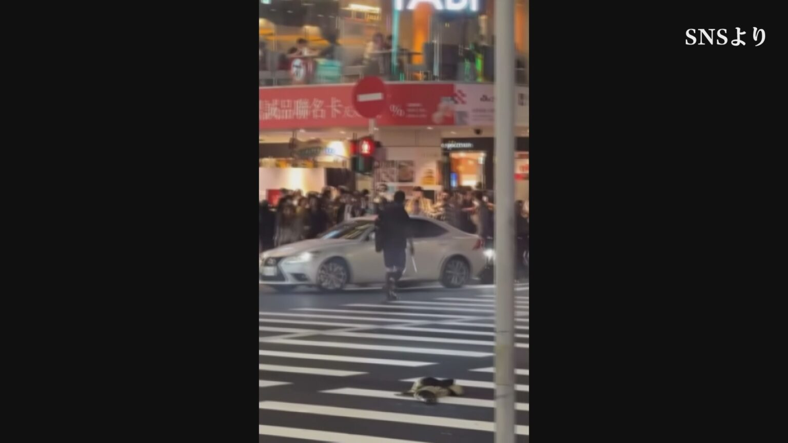 【速報】台湾で複数の切りつけ事件 発煙弾投げ込みも… 3人死亡　容疑者は今年7月から指名手配中の27歳男 警察官に取り囲まれ屋上から飛び降り死亡（TBS NEWS DIG Powered by JNN）