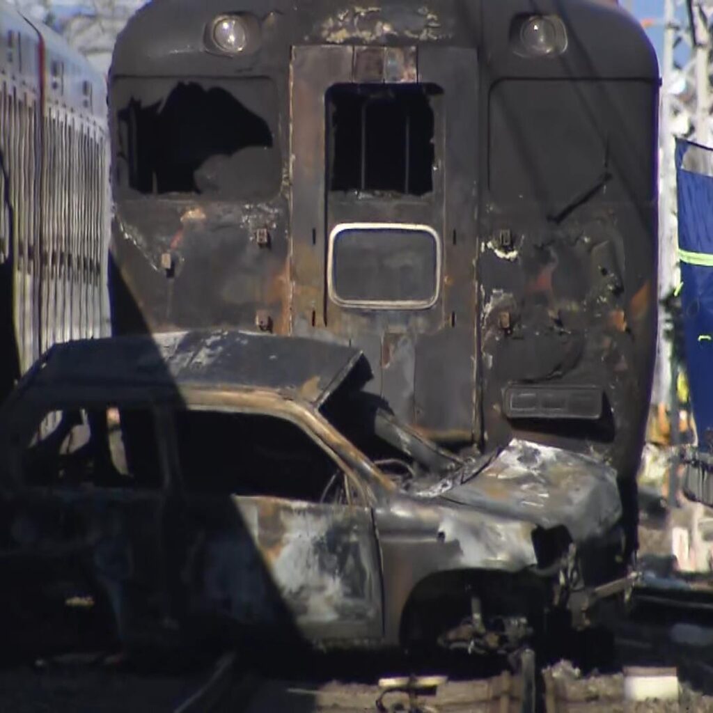 「本当にパニック」車が特急列車と衝突し炎上 車に乗っていた人が死亡 直前に踏切内で追突事故 近鉄京都線『新祝園駅』近くの踏切（MBSニュース） - Yahoo!ニュース