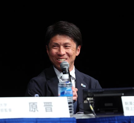 駒大・藤田敦史監督　　ふじた・あつし　１９７６年生まれ。福島・清陵情報高から駒大。箱根駅伝４回出場。マラソンで１９９９年世界選手権６位。２０００年福岡国際で当時の日本新樹立。１５年から駒大コーチ、２３年に監督就任。