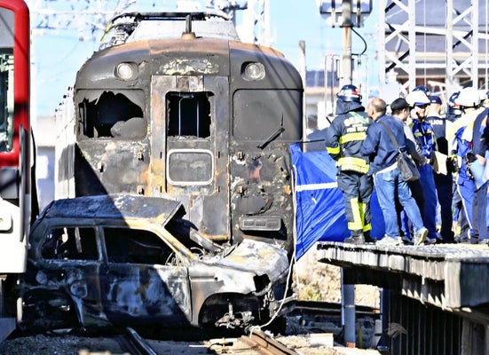 特急電車（奥）と衝突し、炎上した軽乗用車（２０日午後１時２分、京都府精華町で）＝永尾泰史撮影