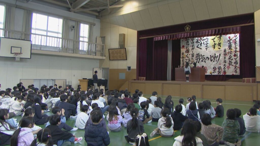 「お年玉は千円を3枚欲しい…」 愛知県内の小学校で終業式 名古屋・東区の東桜小学校では2学期に頑張ったことの発表も（CBCテレビ） - Yahoo!ニュース