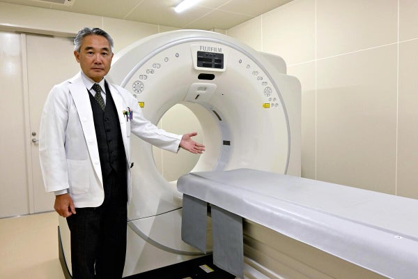 滋賀医大にある専用のＣＴ装置を説明する一杉教授（大津市で）