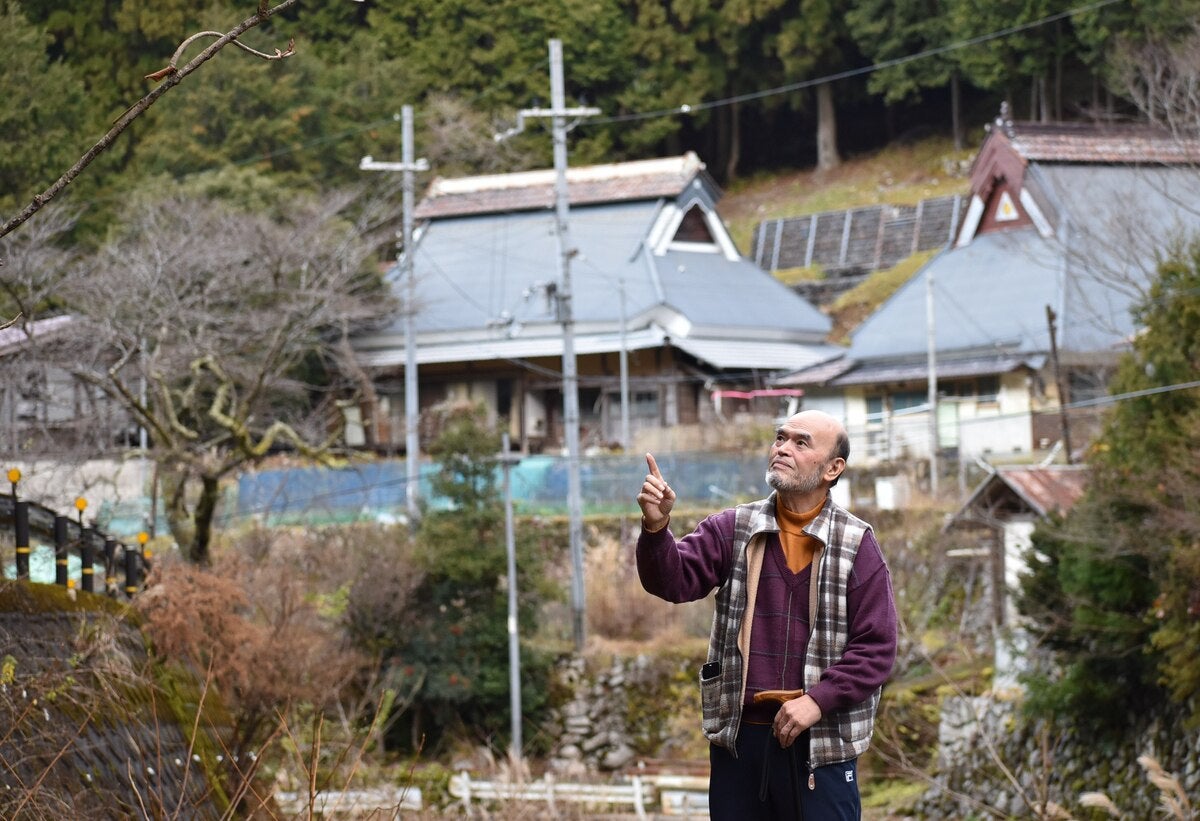 生まれ育った古里に１人。静寂に包まれた集落で、自治会長の渡辺和重さんはここで暮らすことの意味を考えている（京都府綾部市で）