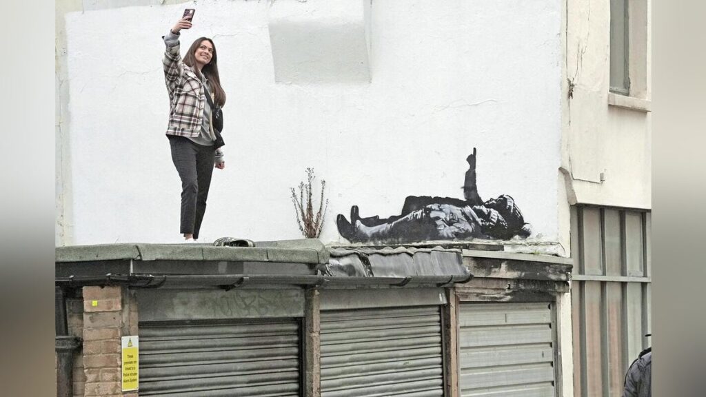 ロンドンにバンクシーの新作、寝転んで空を見上げる子ども…クリスマス前に家ない子どもの問題訴えたか - 読売新聞オンライン