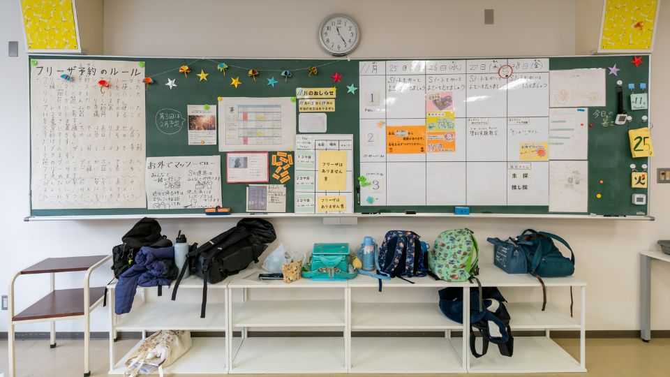 黒板に様々な掲示物が貼ってある様子